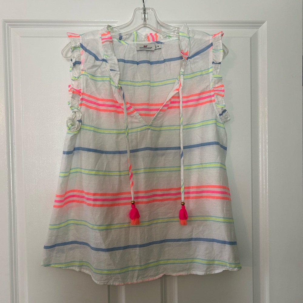 EUC Vineyard Vines ruffle sleeve top; size Medium